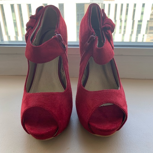 Red Bow Heels - Picture 4 of 8